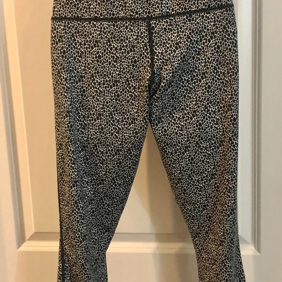 Nike Capri Leggings - Picture 2 of 3
